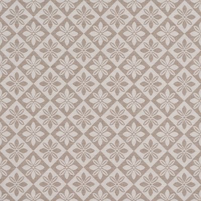 Närbild på Wilma beige bolstertyg med vävt blommönster i beige och naturvitt placerat i ett geometriskt rombmönster.