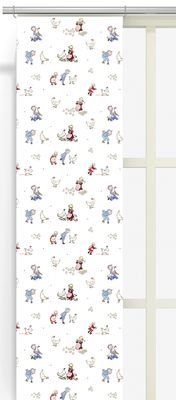 Upphängda panelgardiner med Emil och Ida i hönsgården som skapar en lekfull och varm känsla i rummet.