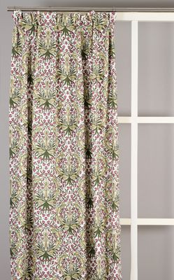 Gardinen Willow Bloom upphängd på gardinstång, visar hela mönsterbilden i sin helhet.