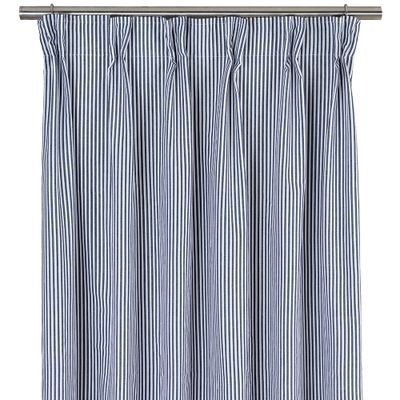 Gardin Oskar Navy i vitt och mörkblått randigt tyg sedd framifrån, upphängd på gardinstång.