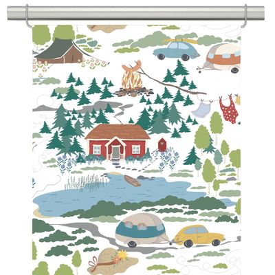 Vit panelgardin med mönster av röda stugor, skog, sjö, tält och campingmotiv i gröna, blå och gula toner.