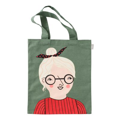 Grön tygkasse med illustrerat motiv av Bodil med glasögon och röd tröja