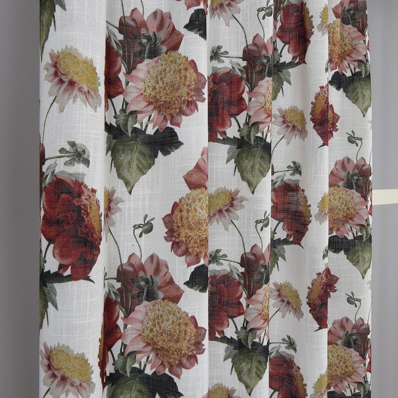 Tunna gardiner med färgstarka blommor från Fondaco textil.