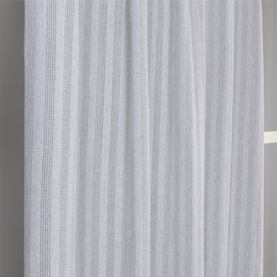 Harriet ljusgrå randiga gardiner med en ofållad överlocksöm nedtill och ett transparent multifunktionellt upphängningsband för olika hängningsalternativ.