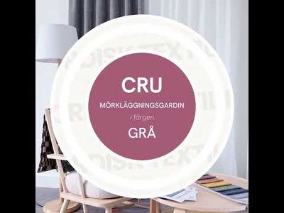 Video med lugn kamerarörelse i vardagsrum där Cru grå mörkläggningsgardin visas tillsammans med fåtölj, kudde, pläd, kaffekopp och tygprover.