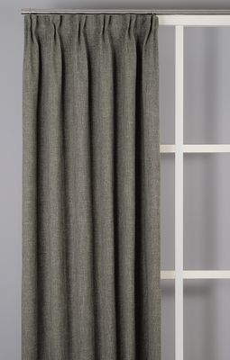 Grön 100% mörkläggande gardin i jordnära ton monterad i fönster.