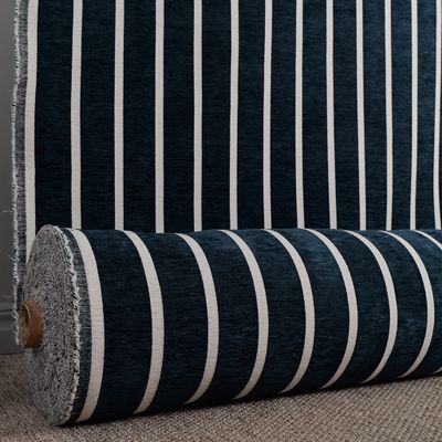 Halle mörkblå randigt möbeltyg upprullat på rulle med tydlig struktur och färg