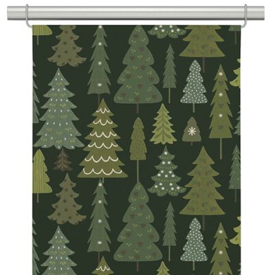 Granby mörkgröna panelgardiner förmedlar julens och vinterns lugna charm med ett vackert mönster av olika gröna granar på en djupgrön bakgrund.
