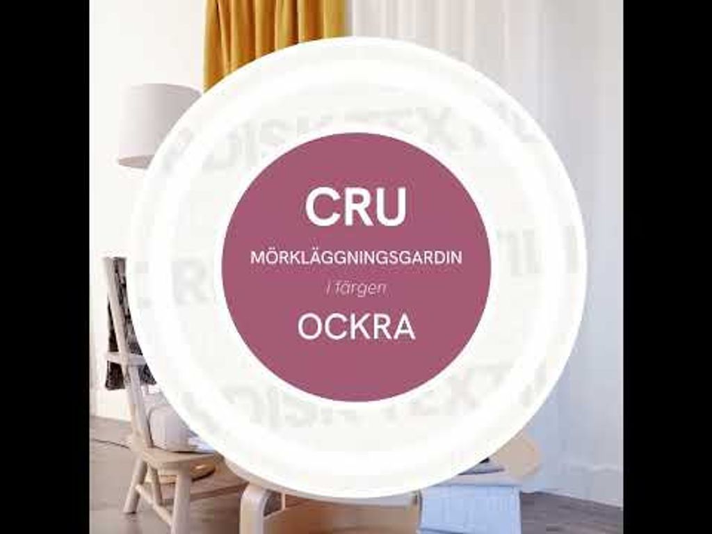 Video med långsam panorering över vardagsrumsmiljö med Cru ockra mörkläggningsgardin, fåtölj med rostfärgad kudde, kaffekopp med lätt ånga och tygprover på runt bord.