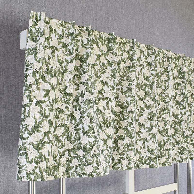 Klöver gardinkappa till fönstret med offwhite botten och grönt blad mönster från Arvidssons textil