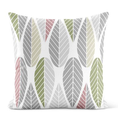 Blader rosa kuddfodral med grafiskt bladmönster i rosa och gröna toner
