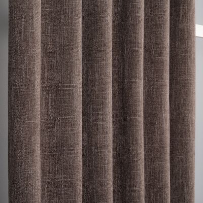 Närbild av brun mörkläggningsgardin som visar den melerade och texturerade ytan.