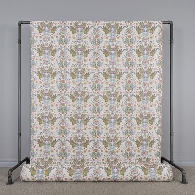 Hedvig gobeläng upphängd för att visa hela det klassiska blommiga folkloremönstret