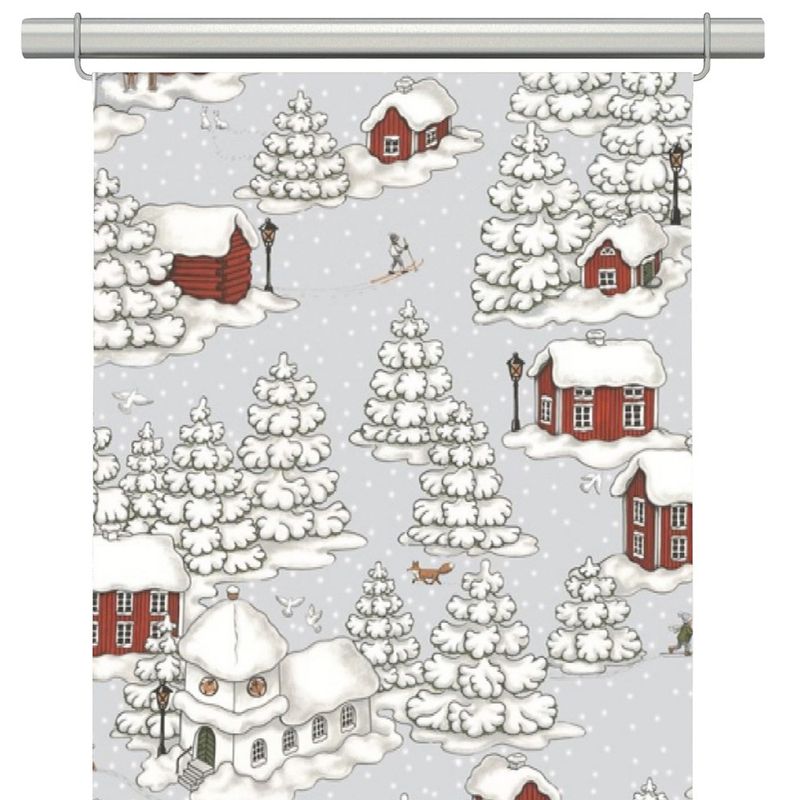 Panelgardiner med julmotiv. Grå botten med röda stugor och en kyrka bland snöfyllda granar