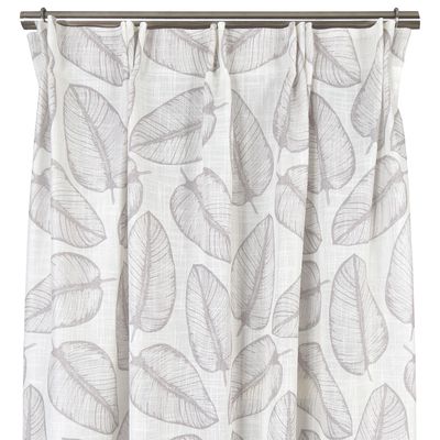Närbild på Sienna beige gardin med lövmönster i mjuka beige toner mot vit bakgrund