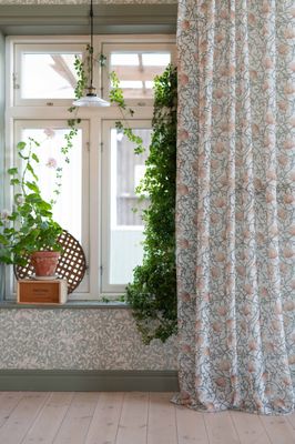 Emma grön skira gardiner med blomstermönster 140x250cm