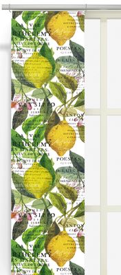 Panelgardin med citroner, gröna blad och vintage-text mot offwhite bakgrund, upphängd framför ett fönster.