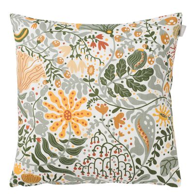 Kuddfodral i Myllra gul med tätt blommönster i gula och gröna nyanser, inspirerat av natur och sommaräng.