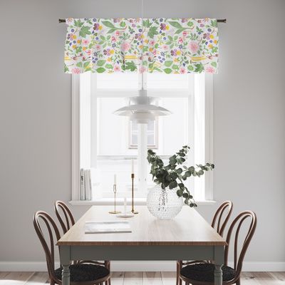 Kungsljus gardinkappa upphängd i fönster ovanför matbord i ljust kök