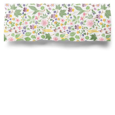 Närbild av Kungsljus gardinkappa med färgstarkt växtmotiv på ljus botten