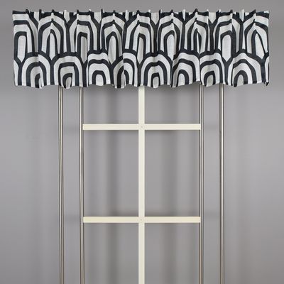 Metro gardinkappa upphängd i ett rum med grå vägg, kombinerad med metallstång för ett minimalistiskt uttryck