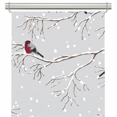 Grå panelgardiner med snötäckta grenar som det sitter domherrar på.