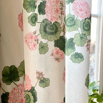 Astrid Rosa Tyg med Pelargoner