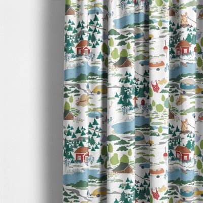 Gardin sydd av Semester vit tyg med lekfullt mönster av stugor, tält, skog och sjöar.