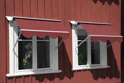 Enfärgat markistyg i vinröd