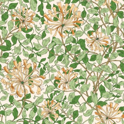 Närbild av Honeysuckle gardintyg i färgen aprikos med slingrande blommönster och gröna blad på ljus botten.
