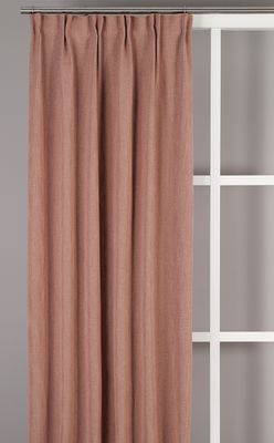 James rosa gardin i full längd, upphängd framför vitt fönster för att visa fall och längd.