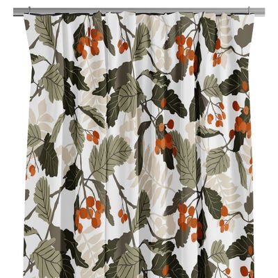Mönstrade höst gardiner med orange Rönnbär och vackra löv.