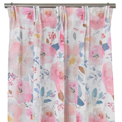 Tunna gardiner med vit botten och färgglatt tryck i rosa med stora blommor och blad.
