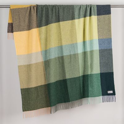 Pleasant Green filt upphängd som visar hela rutmönstret och fransarnas avslut