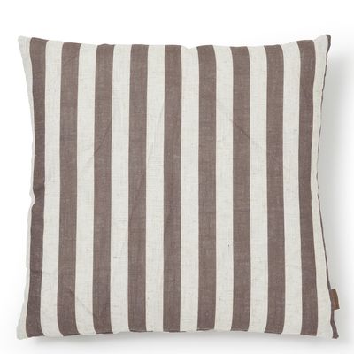 Randigt kuddfodral i brunt och natur med breda vertikala ränder, 50x50 cm.