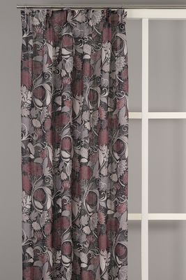 Gardinlängder i 2-pack med ett detaljrikt blommönster i djupa vinröda och beige toner mot svart botten.