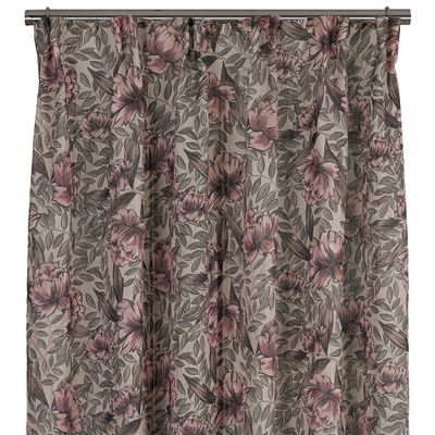 Närbild på gardinlängder med blommigt motiv i beige och ljusrosa färgtoner
