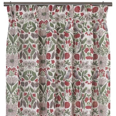Hedemora röd/vit gardinlängder med mönster av blommor, röda bär, kottar och domherrar på ljus botten.