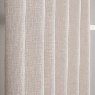 Detaljbild av Charlie ecru gardin som visar den vävda strukturen och den ljusa naturliga färgtonen.
