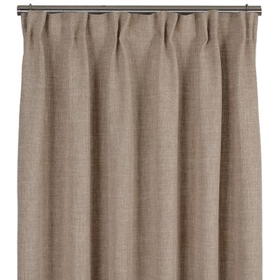 Charlie Beige gardiner i varm beige ton med strukturerad väv och mjuka veck upphängda på gardinstång.