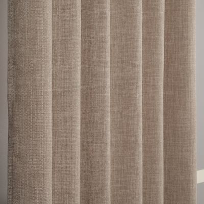 Detaljbild av Charlie Beige gardin som visar den vävda strukturen och den enfärgade beige nyansen.
