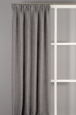 Charlie grå gardinlängder med elegant fall och diskret struktur monterade framför fönster i modern inredning.