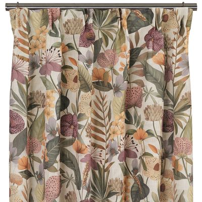 Cordoba ljung gardinlängder med digitaltryckt mönster av blommor och blad i ljungfärgade, gröna och gula toner på ljust beige botten.