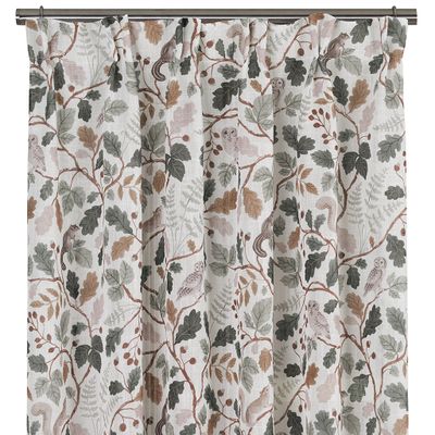 Helge gardin med mönster av ugglor, ekorrar, blad och grenar i gröna, beige och bruna toner på vit botten.