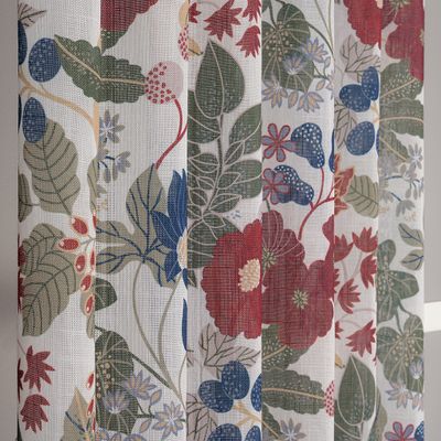 Närbild på Laura vit-multi gardiner med vävd struktur och detaljrikt blomstermönster
