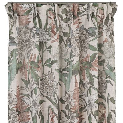 Malou Beige gardin från Redlunds mot vit bakgrund, med fokus på den veckade överkanten och det detaljrika botaniska mönstret. Stora blommor och blad i grönt, grått och dämpat rostrött breder ut sig över den ljusa botten.