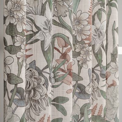 Närbild på Malou Beige från Redlunds där det tecknade blommönstret och tygets vävda struktur framträder tydligt. Gröna blad, stora grå blommor och varma roströda detaljer skapar ett mjukt, naturinspirerat uttryck.