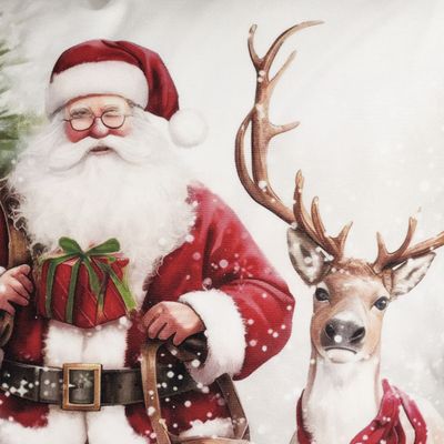 Närbild av Kuddfodral Tomtegran med jultomte, ren och julklapp i ett detaljrikt julmotiv på ljus botten.
