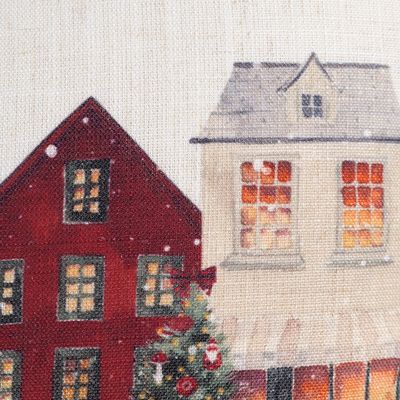 Detaljbild av Vinterstad kuddfodral med röda och ljusa hus, snöfall och dekorerad julgran