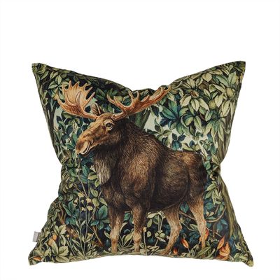 Forest moose kuddfodral i sammet 45x45 cm med digitaltryckt älgmotiv och grönskande skogsbakgrund.
